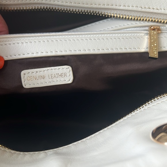 St. John Vanilla/Gold Hand bag. - Picture 7 of 9